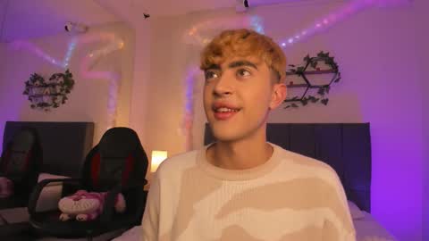 Snapshot of justinbe_ chatting on October 10, 11:20 am Justin online show from October 10, 11:20 am