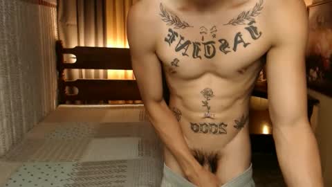 Snapshot of justine_hunk chatting on December 4, 4:32 am justine_hunk online show from December 4, 4:32 am