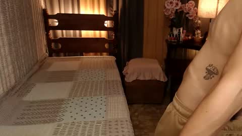 Snapshot of justine_hunk chatting on December 16, 10:18 am justine_hunk online show from December 16, 10:18 am