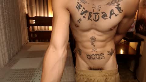 Snapshot of justine_hunk chatting on December 16, 10:56 pm justine_hunk online show from December 16, 10:56 pm