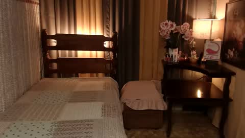 Snapshot of justine_hunk chatting on December 21, 10:50 am justine_hunk online show from December 21, 10:50 am