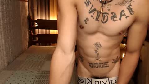 Snapshot of justine_hunk chatting on January 11, 10:19 am justine_hunk online show from January 11, 10:19 am