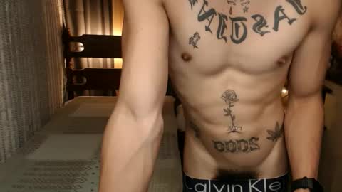 Snapshot of justine_hunk chatting on February 19, 8:33 am justine_hunk online show from February 19, 8:33 am