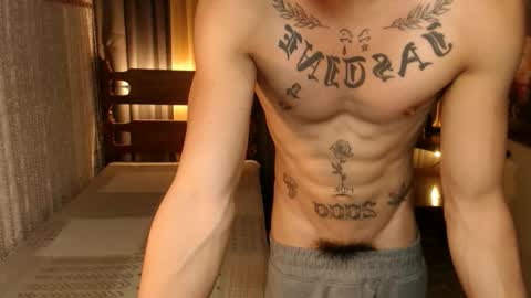 Snapshot of justine_hunk chatting on March 10, 4:07 am justine_hunk online show from March 10, 4:07 am