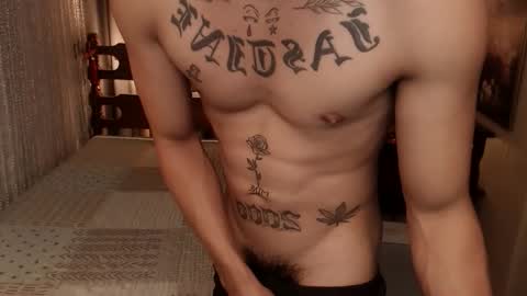 justine_hunk online show from April 20, 12:41 pm