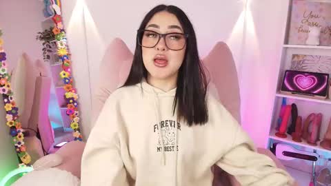 Snapshot of justonecute chatting on January 8, 12:13 am Emy online show from January 8, 12:13 am