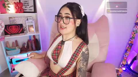 Snapshot of justonecute chatting on February 15, 1:24 am Emy online show from February 15, 1:24 am