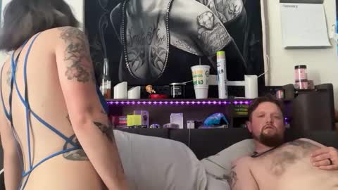 Snapshot of justthejohnsons chatting on January 11, 8:47 pm justthejohnsons online show from January 11, 8:47 pm