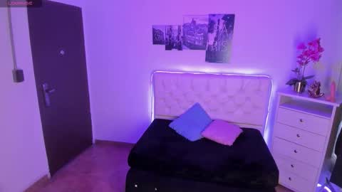 juuli_ross_ online show from February 11, 7:41 pm