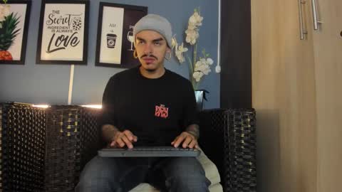 Snapshot of kaletattoos chatting on December 3, 10:57 am Kale online show from December 3, 10:57 am