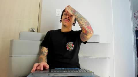 Snapshot of kaletattoos chatting on December 15, 11:03 am Kale online show from December 15, 11:03 am