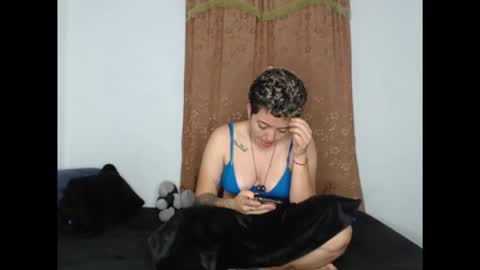 Snapshot of kammy_cami chatting on April 20, 11:35 am kammy y camila online show from April 20, 11:35 am