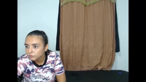 Snapshot of kammy_cami chatting on April 21, 1:42 am kammy y camila online show from April 21, 1:42 am