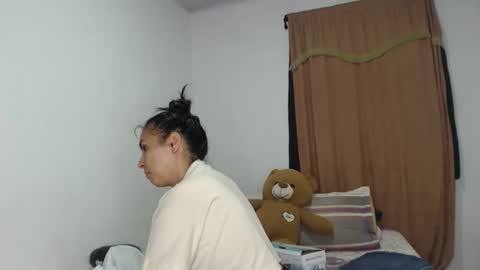 Snapshot of kammy_cami chatting on May 4, 12:01 pm kammy y camila online show from May 4, 12:01 pm