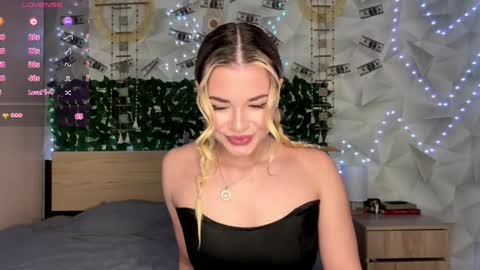 Snapshot of karina_vibe chatting on May 5, 11:07 am Karina online show from May 5, 11:07 am