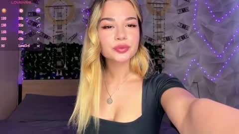 Snapshot of karina_vibe chatting on May 7, 11:15 am Karina online show from May 7, 11:15 am