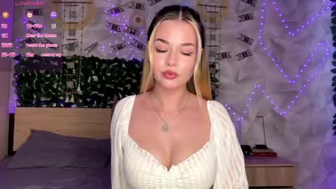 Snapshot of karina_vibe chatting on May 8, 11:04 am Karina online show from May 8, 11:04 am
