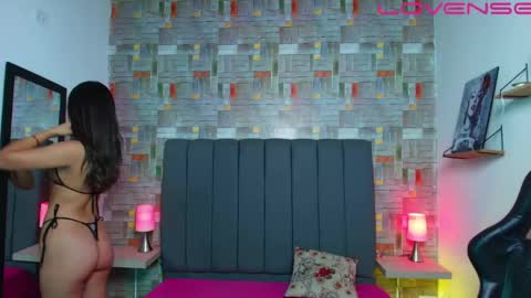Snapshot of karla_latin_ chatting on April 19, 1:43 pm Karla online show from April 19, 1:43 pm