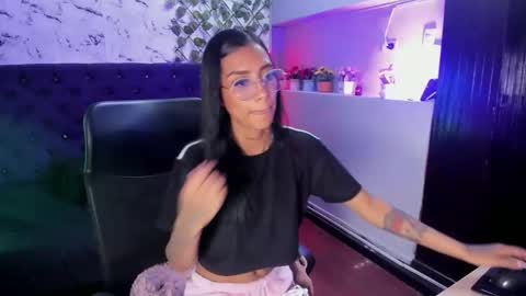 Snapshot of karlaslutskinny__ chatting on April 16, 9:37 pm karlaslutskinny__ online show from April 16, 9:37 pm