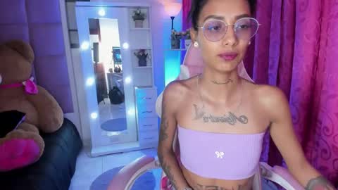 Snapshot of karlaslutskinny__ chatting on April 18, 7:40 pm karlaslutskinny__ online show from April 18, 7:40 pm