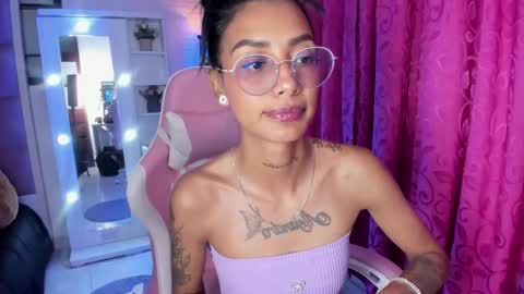 Snapshot of karlaslutskinny__ chatting on April 18, 7:58 pm karlaslutskinny__ online show from April 18, 7:58 pm