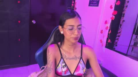 Snapshot of karlaslutskinny__ chatting on April 23, 9:39 pm karlaslutskinny__ online show from April 23, 9:39 pm