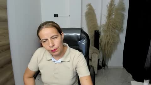 Snapshot of karlye_hot chatting on March 16, 1:55 am KARLYE online show from March 16, 1:55 am