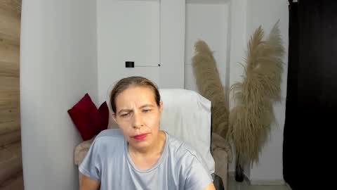 Snapshot of karlye_hot chatting on March 17, 2:16 am KARLYE online show from March 17, 2:16 am