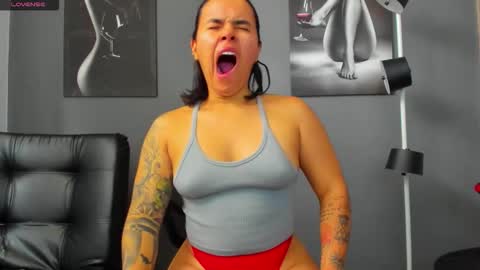 Snapshot of karlyjons_ chatting on October 3, 4:59 pm online show from October 3, 4:59 pm