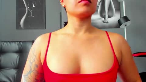 Snapshot of karlyjons_ chatting on October 30, 2:18 pm online show from October 30, 2:18 pm