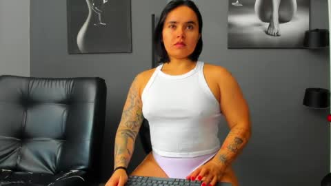 Snapshot of karlyjons_ chatting on June 8, 4:40 pm online show from June 8, 4:40 pm