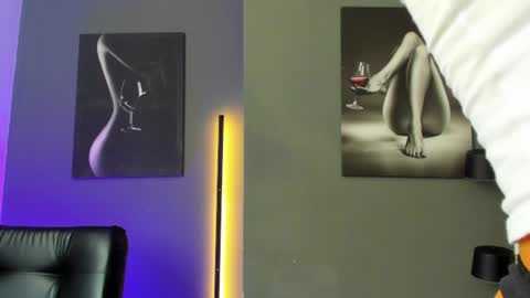 Snapshot of karlyjons_ chatting on June 13, 5:22 pm online show from June 13, 5:22 pm