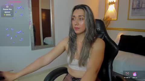 karlyy_ online show from December 5, 8:05 pm