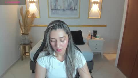 karlyy_ online show from December 18, 7:09 pm