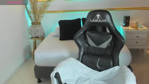 karlyy_ online show from December 22, 7:11 pm