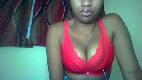 Snapshot of karoliee chatting on June 7, 11:03 am karoliee online show from June 7, 11:03 am
