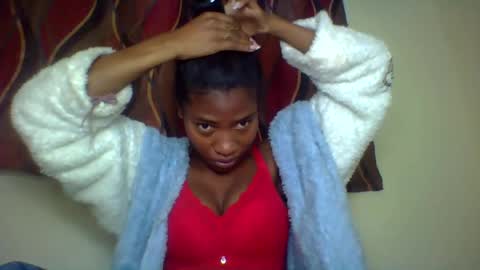 Snapshot of karoliee chatting on July 22, 7:33 am karoliee online show from July 22, 7:33 am