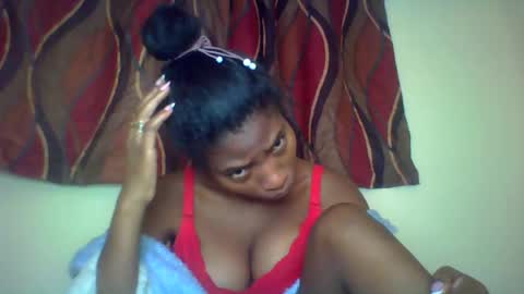 Snapshot of karoliee chatting on July 24, 7:06 am karoliee online show from July 24, 7:06 am