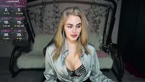 KarolinaHayes online show from April 3, 5:22 pm