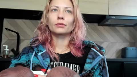 karoline121 online show from December 2, 5:57 am