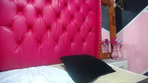Snapshot of karoline_lov2 chatting on February 14, 10:47 pm karoline_lov2 online show from February 14, 10:47 pm