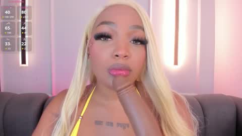 Snapshot of karolwhite_ chatting on October 21, 4:35 am Karol online show from October 21, 4:35 am