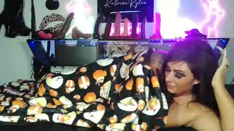 Sexywifekat23 online show from November 8, 4:01 am
