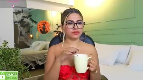 Snapshot of kataliina_18 chatting on October 22, 11:43 am Kat online show from October 22, 11:43 am