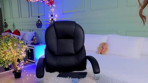 Snapshot of kataliina_18 chatting on December 17, 12:00 pm Kat online show from December 17, 12:00 pm