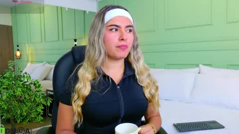 Snapshot of kataliina_18 chatting on March 31, 11:54 am Kat online show from March 31, 11:54 am