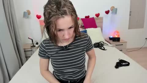 kate_redgar online show from February 12, 1:50 pm