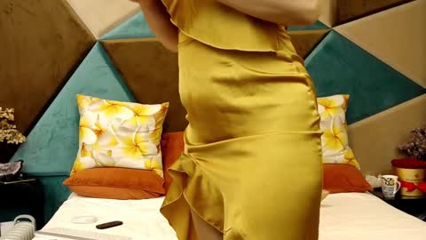 KateQueenston --  online show from January 2, 5:46 am