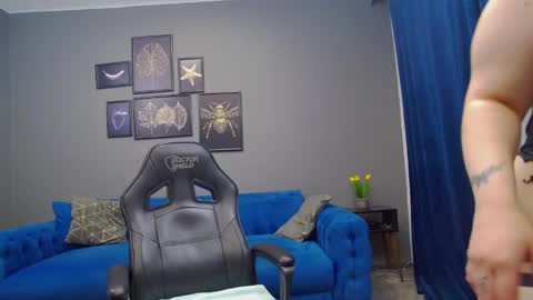 Snapshot of katewalker_ chatting on December 7, 9:33 pm Kate online show from December 7, 9:33 pm