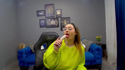 Snapshot of katewalker_ chatting on February 3, 6:28 pm Kate online show from February 3, 6:28 pm